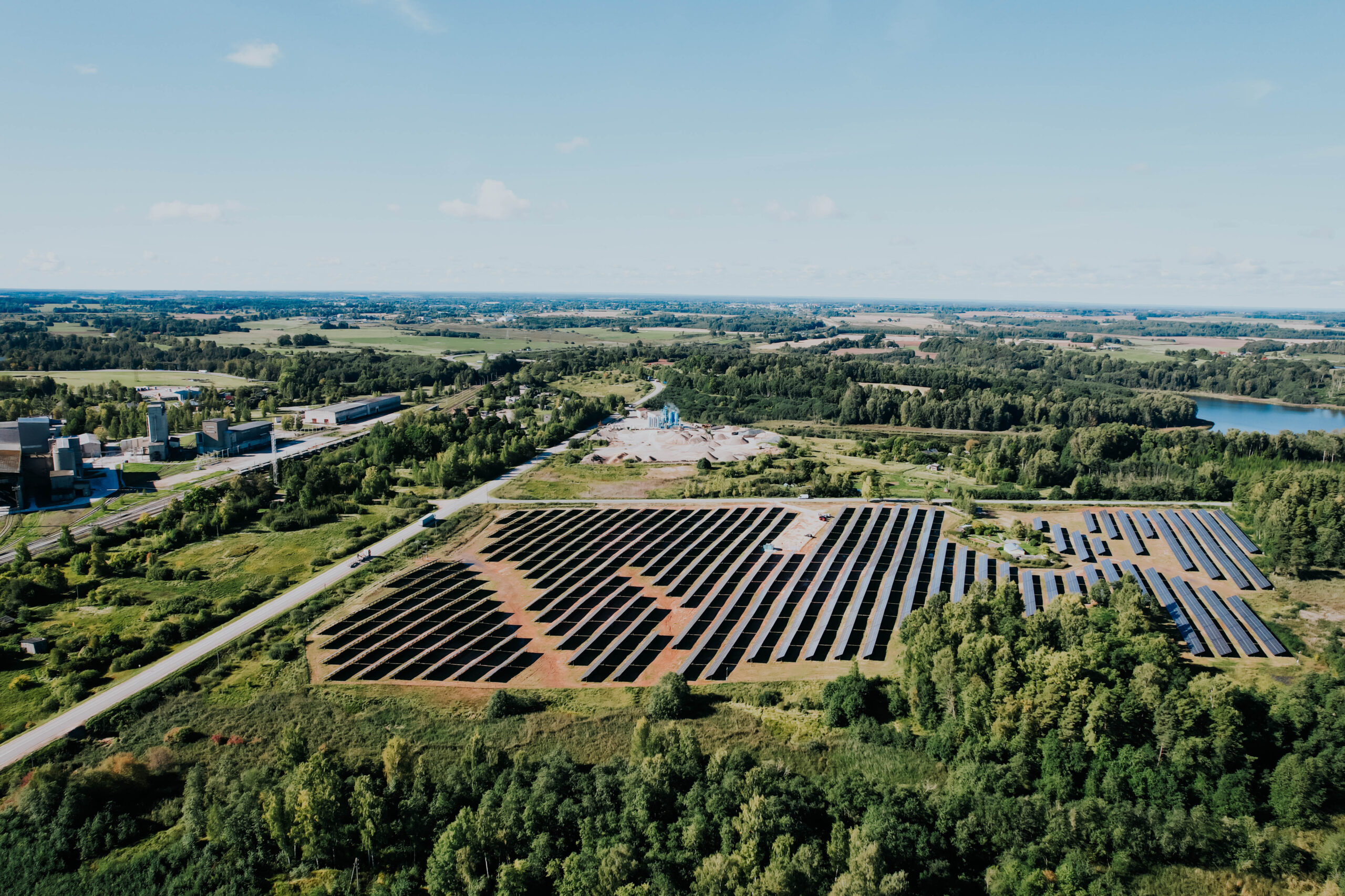 Foto: Investējot 4,6 miljonus eiro, Brocēnos izveidota lielākā saules elektrostacija Kurzemē